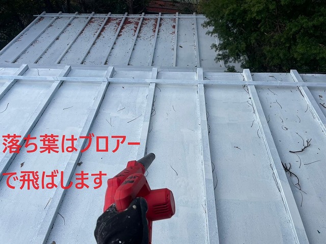 南都留郡富士河口湖町　瓦棒葺き屋根塗装　下塗り　サビカットⅡ